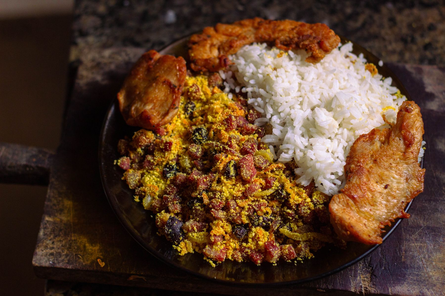 Prato de almoço com arroz, farofa e carne